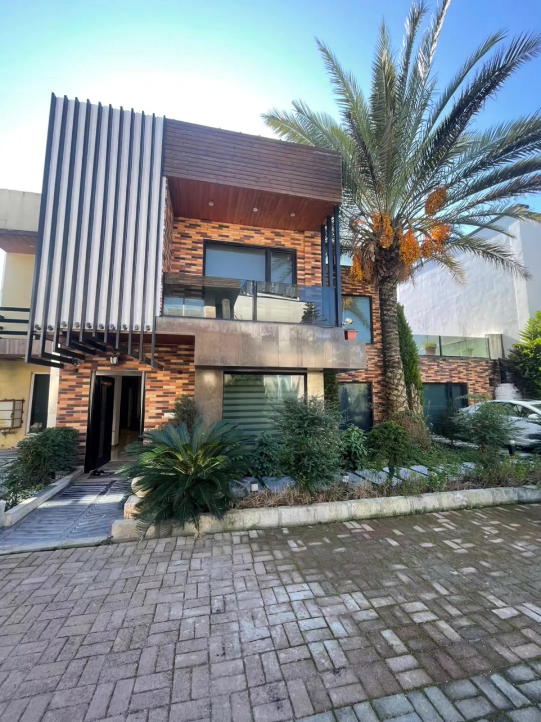 ویلا مدرن شیک 350متربنا 227زمین استخردار چندقدمی دریا