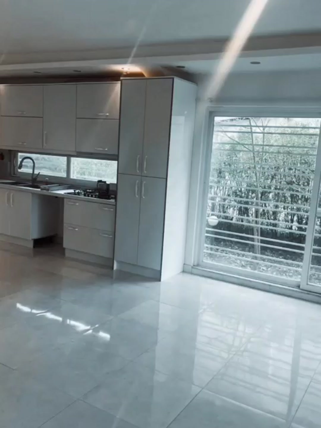 ویلا فول فرنیش 400متربنا 330مترزمین لب آب سرخرود